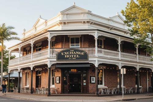 Regional hotels Australia – traditional two-story hospitality property with veranda and outdoor dining